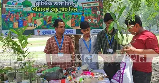 টাঙ্গাইলে প্লাস্টিকের বিনিময়ে মিলছে গাছের চারা